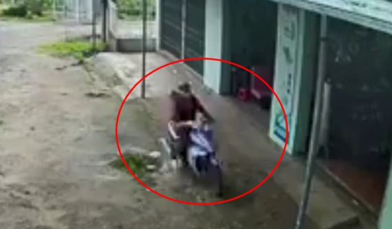 Video: Thanh niên lao xe máy như "tên bắn" vào nhà dân bên đường