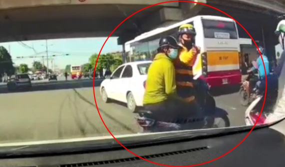 Video: Nghi vấn tài xế Be vượt đèn đỏ, chặn đầu xe ô tô và chỉ mặt "dạy đời"