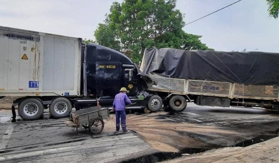 Thanh Hoá: Xe container "nát bét" cabin sau khi tông vào đuôi xe tải đang gặp sự cố đỗ bên đường