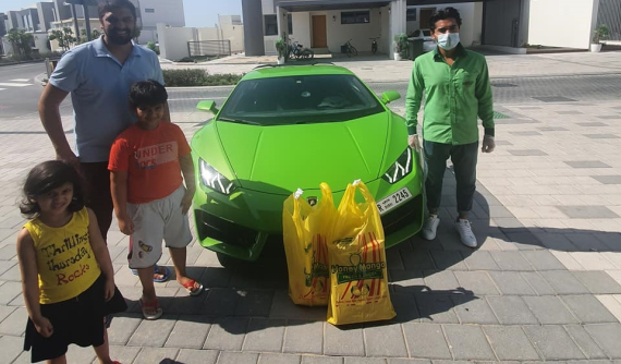 Chủ siêu thị Pakistan tại Dubai lái siêu xe Lamborghini Huracan mui trần đi giao xoài