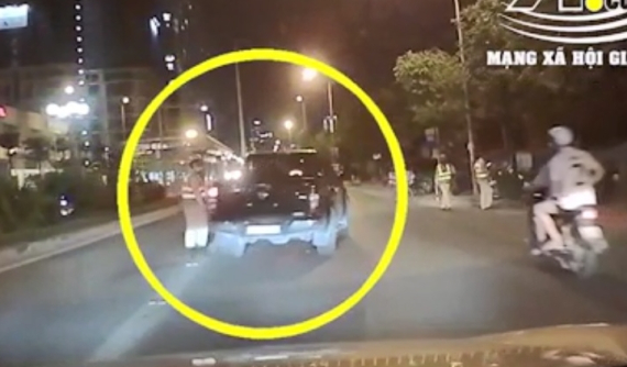 Video: Chạy vào làn BRT bị CSGT yêu cầu dừng xe, tài xế đánh lái cho xe bán tải "thông chốt"