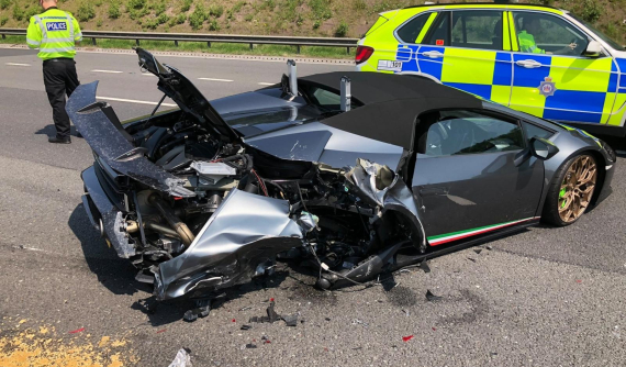 Siêu xe Lamborghini Huracan Performante mui trần bị tông nát đuôi chỉ sau 20 phút được đại gia mua