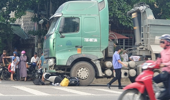 Video: Xe máy giảm tốc độ để dừng đèn đỏ bị xe đầu kéo tông từ phía sau, 2 người thương vong