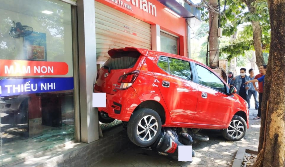 Nghệ An: Toyota Wigo "lùa" 2 xe máy đỗ trên vỉa hè xuống gầm xe khiến dân mạng thắc mắc chi tiết này