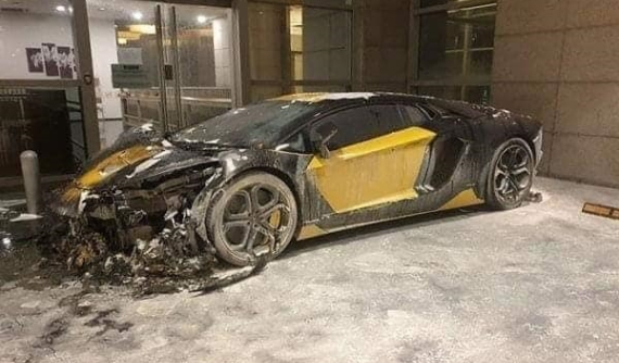 Đại gia đau xót khi siêu xe Lamborghini Aventador 'hoá vàng" lúc 3 giờ sáng