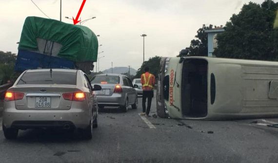 Video: Xe khách lật nghiêng sau va chạm với xe tải trên cao tốc Thái Nguyên – Chợ Mới