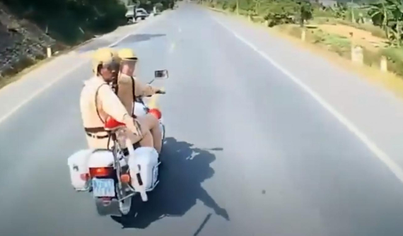 Video: Không chấp hành hiệu lệnh, xe tải bị lực lượng CSGT dùng súng trấn áp tại Lạng Sơn