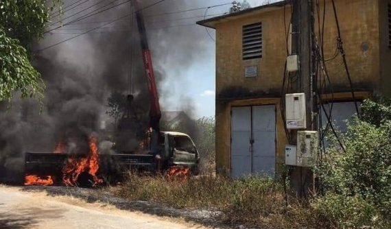Nghệ An: Đang cẩu bia mộ, xe cẩu vướng dây điện rồi bốc cháy, tài xế tử vong
