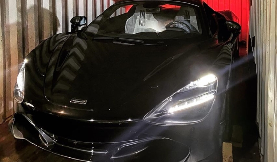 Xem video khui công siêu xe McLaren 720S Spider màu đen độc nhất Việt Nam đầy hấp dẫn