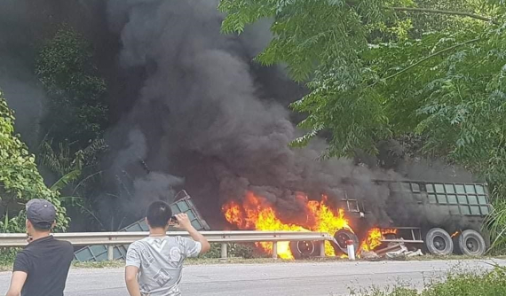 Video: Xe container "cháy như ngọn đuốc" trên Quốc lộ 12, tài xế bị chấn thương nặng