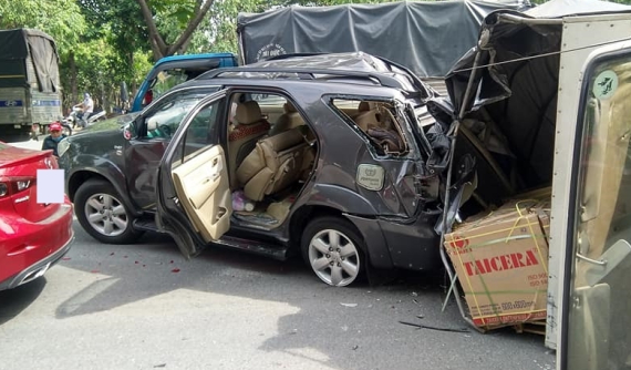 Tai nạn liên hoàn trên đại lộ Mai Chí Thọ khiến Toyota Fortuner "nát bét" đuôi xe, xe tải lớn lật nghiêng
