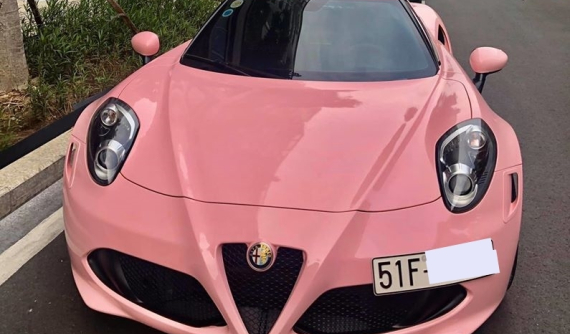 Doanh nhân Sài thành bắt trend hồng nữ tính cho hàng độc Alfa Romeo 4C Launch Edition
