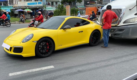 Sài Gòn: Porsche 911 Carrera GTS hơn 8 tỷ đồng xảy ra va chạm giao thông với xe container