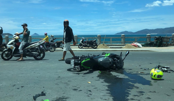 Nha Trang: "Ông Tây" điều khiển xe phân khối lớn Kawasaki Ninja 400 gặp tai nạn trên đường ven biển