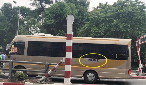 Video: Ô tô khách đi lùi trên cầu vượt Thái Hà sau khi tông gãy thanh hạn chế chiều cao