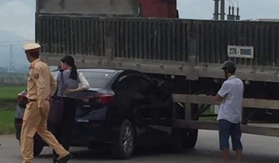 Video: Xe container lùi thiếu quan sát, cuốn Mazda3 do nữ lái vào gầm tại Điện Biên