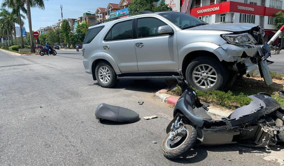 Toyota Fortuner biển xanh của Tỉnh ủy Nghệ An va chạm với xe máy điện, một cô gái bị thương nặng
