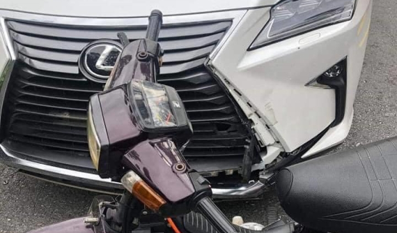 Đổ đèo Tam Đảo, thanh niên chạy xe máy tông vào Lexus RX