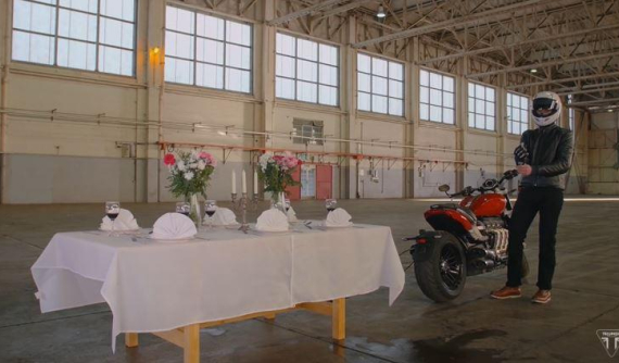 Xem mô tô 2.500 phân khối Triumph Rocket 3 làm "ảo thuật khăn trải bàn" với sức mạnh 221 Nm