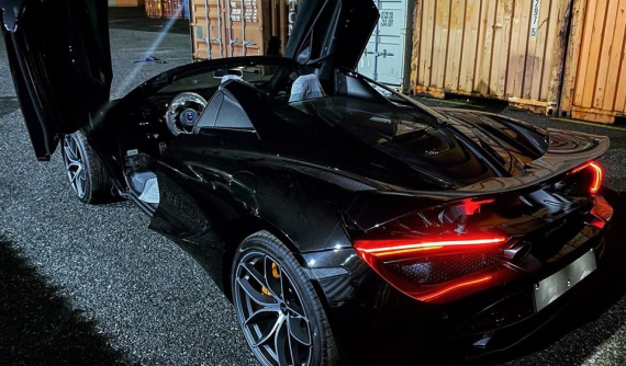 Video: Siêu xe McLaren 720S Spider màu đen duy nhất tại Việt Nam "gầm gừ" lúc mới khui công