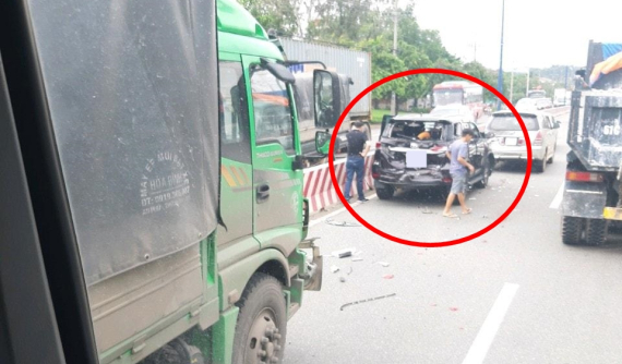 Bình Dương: Toyota Fortuner gần như bẹp dúm đuôi xe sau khi bị xe tải tông từ phía sau