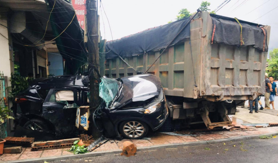 Quảng Ninh: Mazda CX-5 bẹp dúm giữa xe ben và cột điện trong vụ tai nạn khiến nhiều người thắc mắc