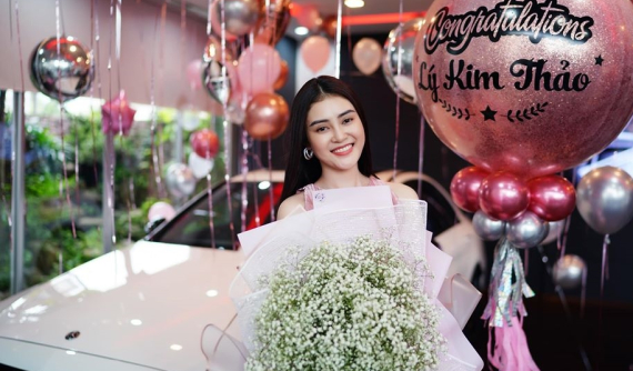 Á hậu Lý Kim Thảo tậu chiếc ô tô đầu đời là Mercedes-Benz C300 AMG 2020, giá 1,93 tỷ đồng