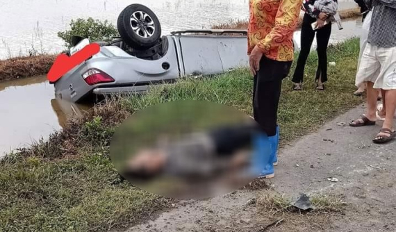 Nam Định: Xe bán tải ủi bay hàng loạt cột mốc, tông tử vong một người đi xe máy