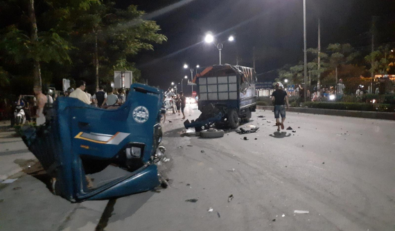 Quảng Ninh: Va chạm với xe bán tải Ford Ranger, ô tô tải vỡ làm đôi, người trong cabin bị hất văng ra ngoài