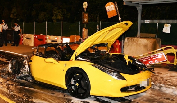 Siêu xe Ferrari 458 Italia hơn 10 tỷ đồng cháy rụi nửa thân xe vào lúc rạng sáng tại cao tốc ở Hong Kong