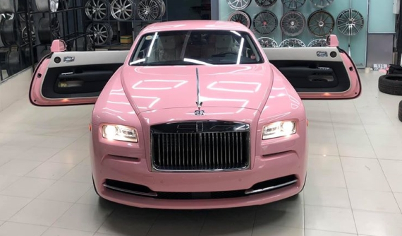 Rolls-Royce Wraith màu hồng "bánh bèo" đầu tiên ở Việt Nam ra lò