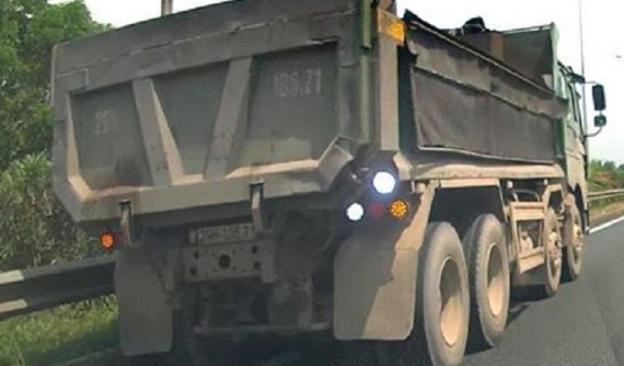 Video: Đi lùi ở làn 120 km/h trên cao tốc Cầu Giẽ - Ninh Bình, tài xế xe ben đứng trước mức phạt 18 triệu đồng