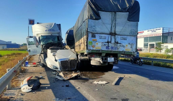 Hà Tĩnh: Ô tô tải đối đầu xe container lúc rạng sáng, 3 người thương vong