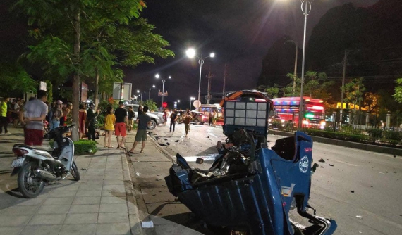 Video quay lại khoảnh khắc ô tô tải sang đường, bị xe bán tải Ford Ranger tông vỡ làm đôi tại Quảng Ninh