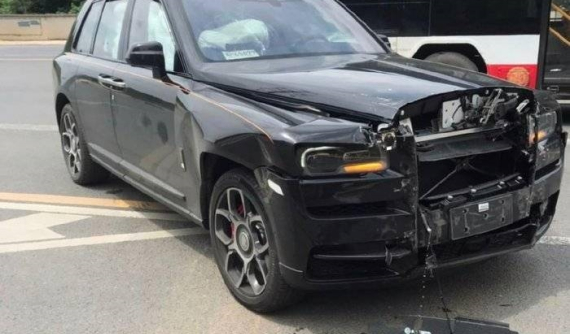 Rolls-Royce Cullinan tông vào xe Changan đang quẹo trái, thiệt hại ước tính hơn 6,5 tỷ đồng