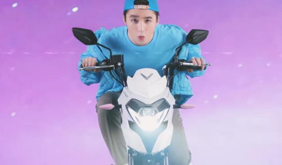Sơn Tùng M-TP quảng cáo xe máy điện VinFast trong MV mới ra mắt