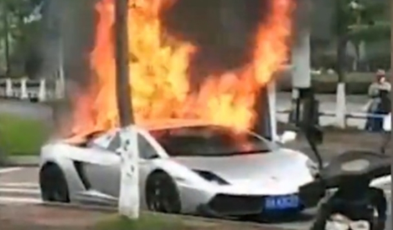 Lamborghini Gallardo độ cửa cắt kéo bị "bà hoả" thiêu rụi khi đang di chuyển trên đường