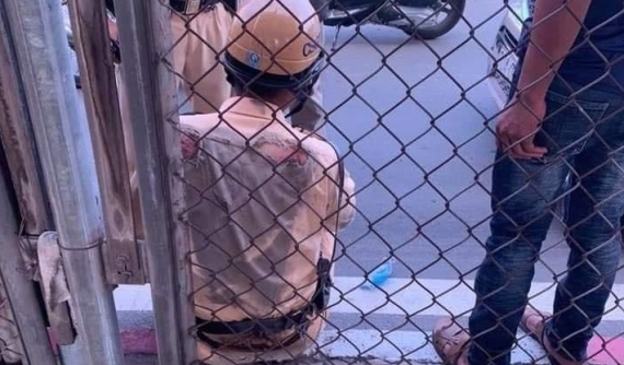 Hà Nội: Bị yêu cầu dừng xe, tài xế điều khiển chiếc Kia Morning tông trúng và kéo lê CSGT