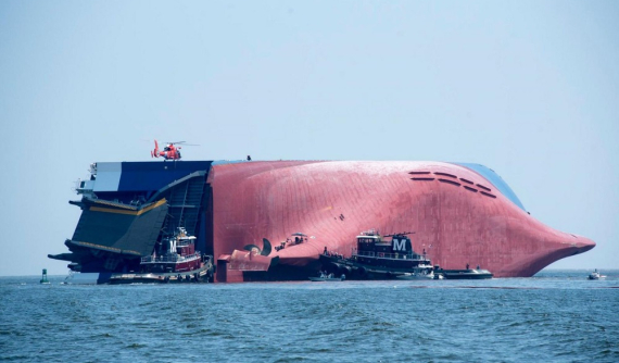 Tàu chở 4.200 chiếc ô tô Hyundai và Kia lật trên biển sẽ bị cắt thành 8 phần để trục vớt