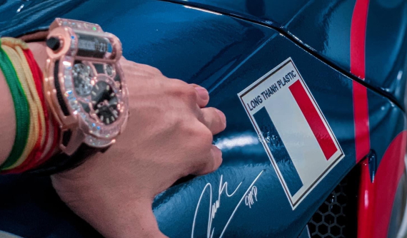 Đại gia Minh "Nhựa" khoe khéo đồng hồ 9,6 tỷ đồng bên dàn siêu xe của mình