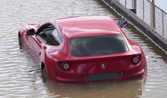 Xót xa với hình ảnh siêu xe Ferrari FF "chết đuối" trên con đường ngập nước