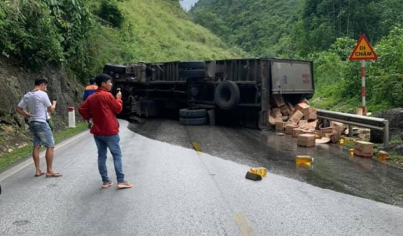 Xe tải lật nghiêng trên đèo Thung Khe khiến giao thông qua QL6 ùn tắc