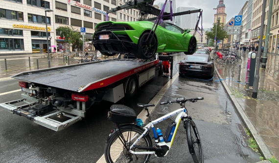 Cảnh sát Đức vào việc rất nhanh khi "cẩu" siêu xe Lamborghini Huracan EVO Spyder đỗ tại trạm xe điện