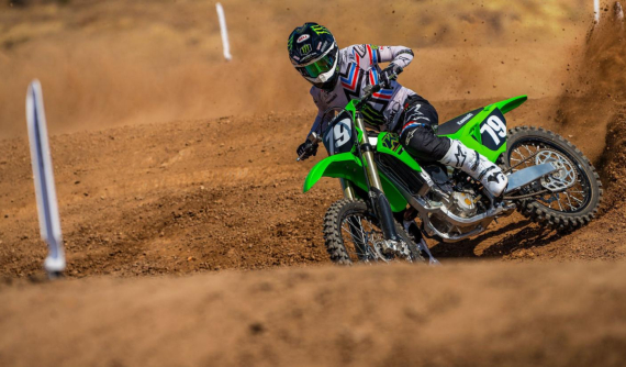 Cào cào Kawasaki KX250 2021 được giới thiệu với sức mạnh mới, nhẹ và "ngon" hơn