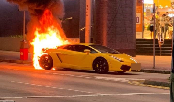 Siêu xe Lamborghini Gallardo bất ngờ bốc cháy trên đường phố Hồng Kông
