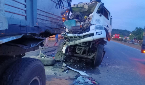 Video: Xe bồn nát bét đầu xe khi tông vào đuôi xe tải trên QL1A