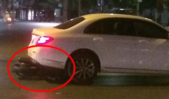 Hà Nội: "Thông chốt" CGST, thanh niên tóc vàng tông xe máy vào Mercedes-Benz do nữ lái