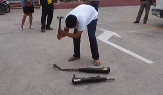 Thái Lan: 60 "quái xế" phải tự tay cầm búa đập bẹp pô độ nếu không muốn bị giam xe