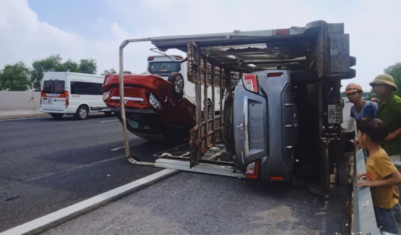 Ô tô tải chở xe mới về đại lý lật trên tốc Hà Nội - Hải Phòng, 2 chiếc Mitsubishi Attrage "mới toanh" bị hất văng ra đường