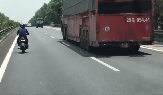 Nam thanh niên chạy Yamaha Exciter 150 vào cao tốc Pháp Vân - Cầu Giẽ khiến nhiều tài xế hoảng sợ